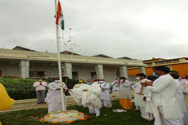 Brahmachari Girish Ji has hoisted Indian National Flag at Guru Dev Brahmanand Saraswati Ashram Bhopal with Vedic Acharyas and Scholars
